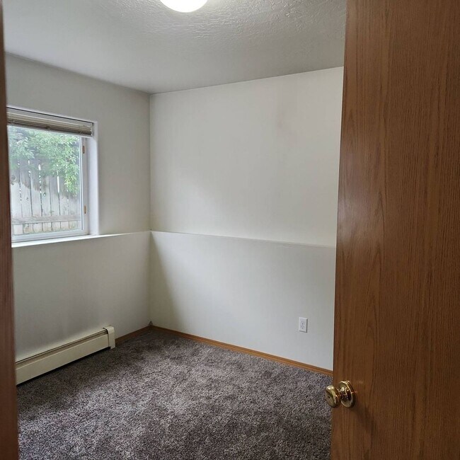 Building Photo - $1.425 | 2 Bed / 1 Bath Apartment on the N...