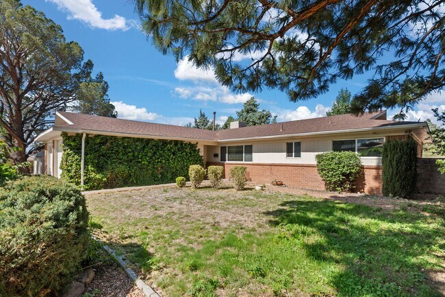Foto del edificio - Large 4 Bedroom 2 Bath House