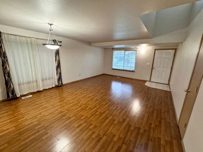 Foto del edificio - Nice 4 bedroom, 2.5 bath two story home in English Ridge, Puyallup!!