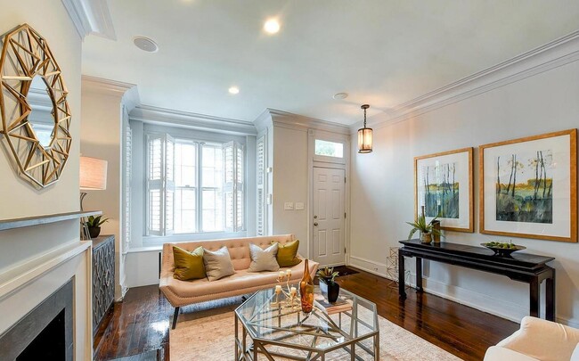 Foto del edificio - Charming Georgetown Townhome 3 Bedroom 2.5...