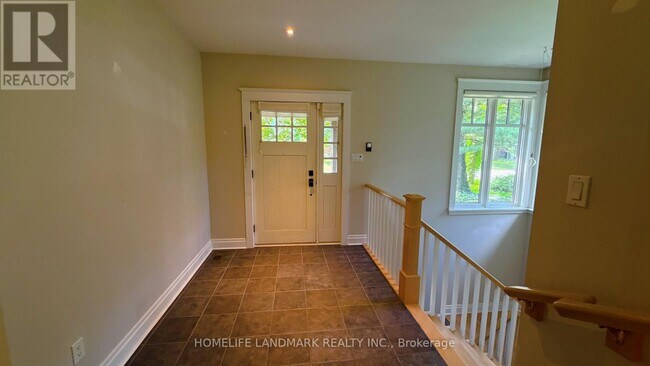 Building Photo - 2062 Glenforest Crescent