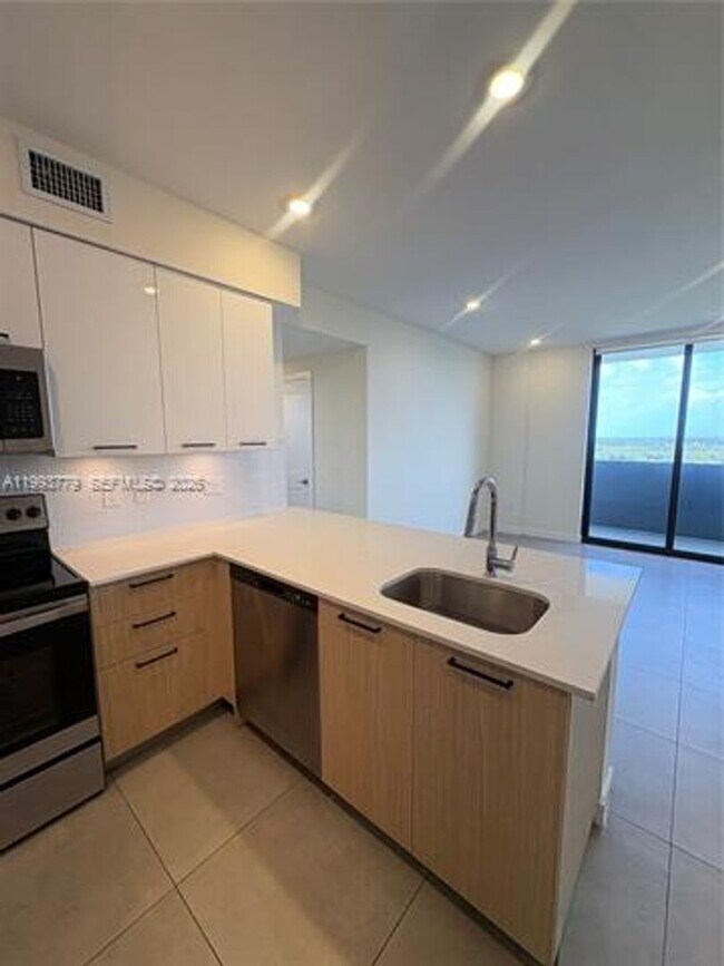 Building Photo - 16395 Biscayne Blvd
