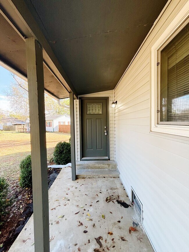 Foto del edificio - Large 4-bedroom, 2-bathroom home