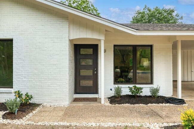 Building Photo - 3300 Catalina Dr
