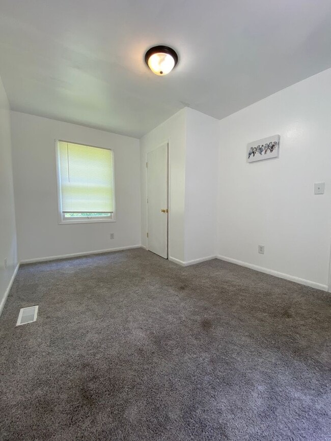 Building Photo - Three Bedroom Home in Battle Creek