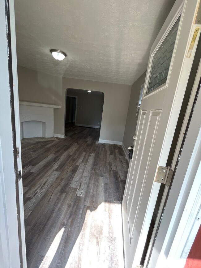 Building Photo - 3 bedroom 1 bathroom duplex