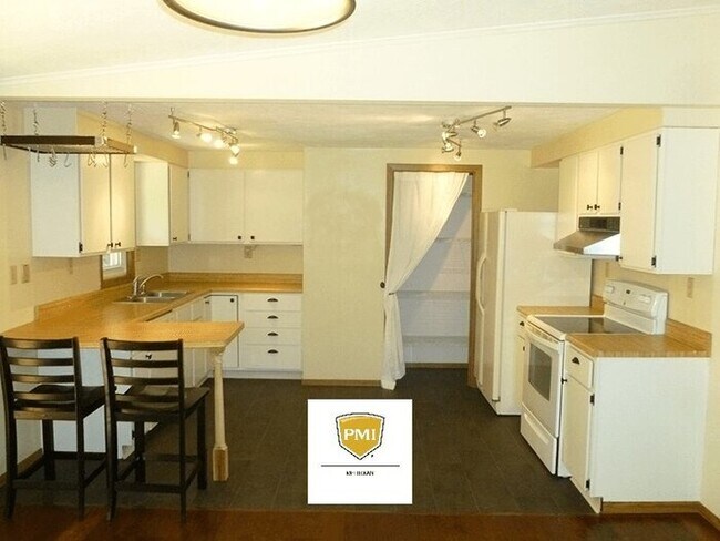 Building Photo - Southside Bi-level 3BR/2.5BA
