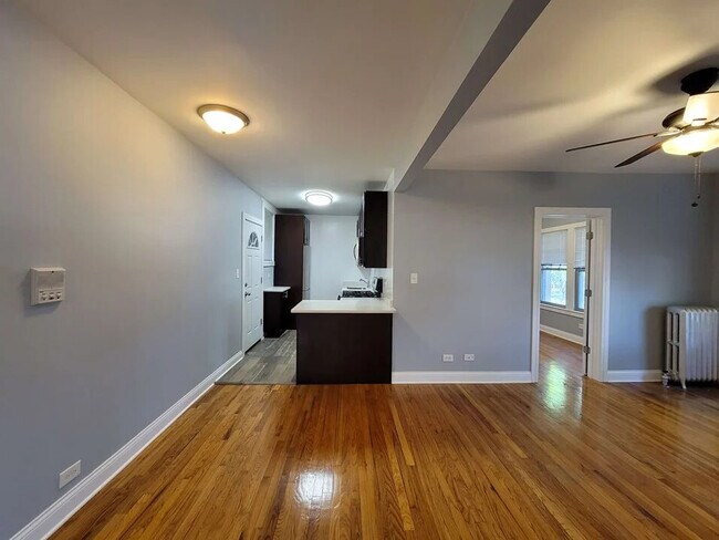 Building Photo - 3425 N Marshfield Ave