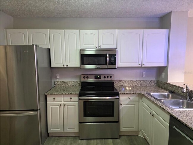 Foto del edificio - 4045 Crockers Lake Blvd