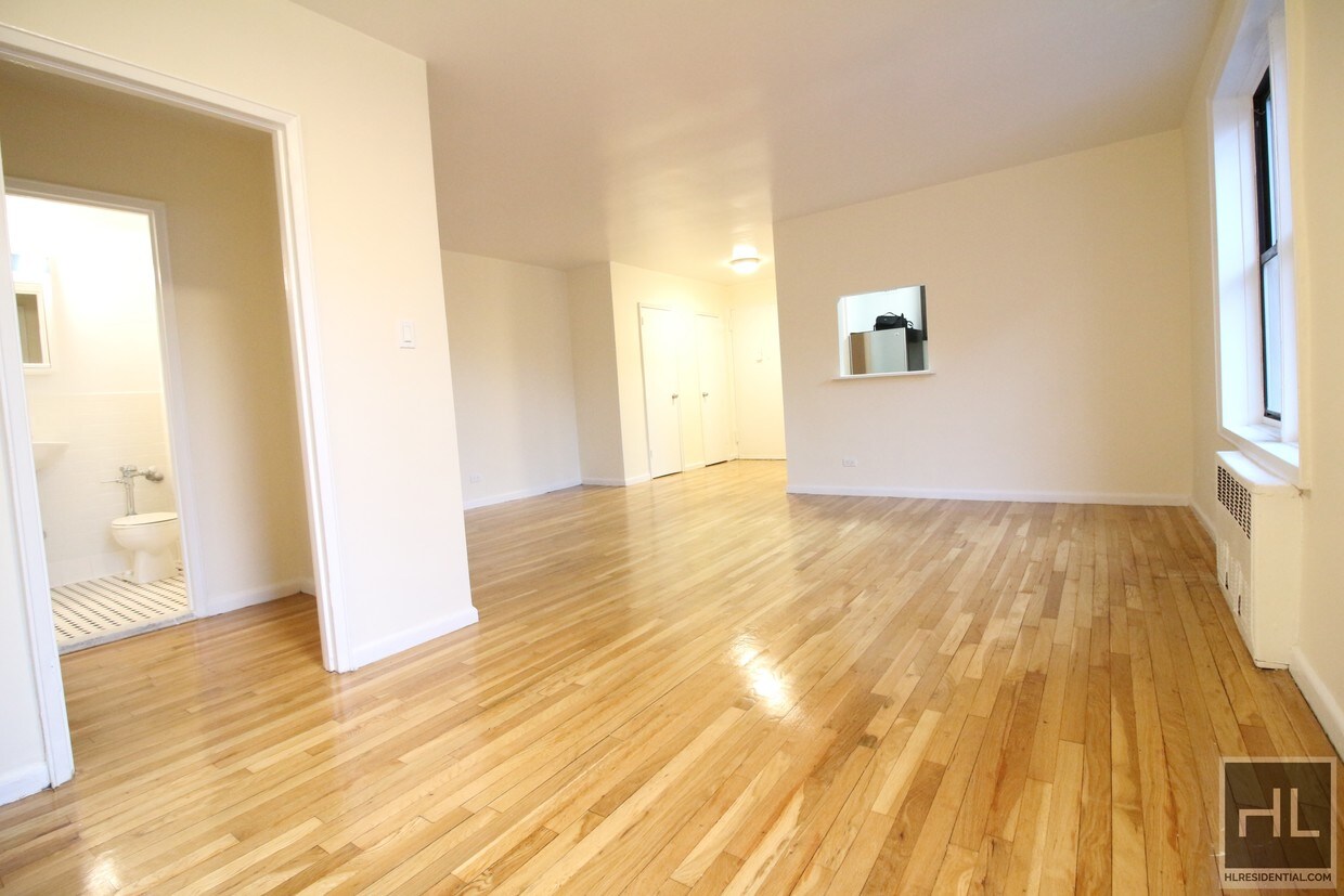 Foto principal - 8340 Britton Ave