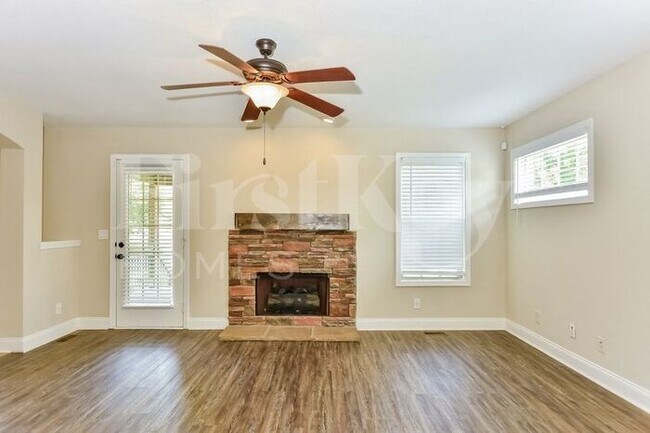 Building Photo - 758 Cavalier Dr