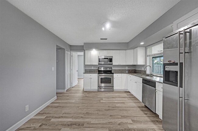 Building Photo - 9849 Ridgecreek Rd