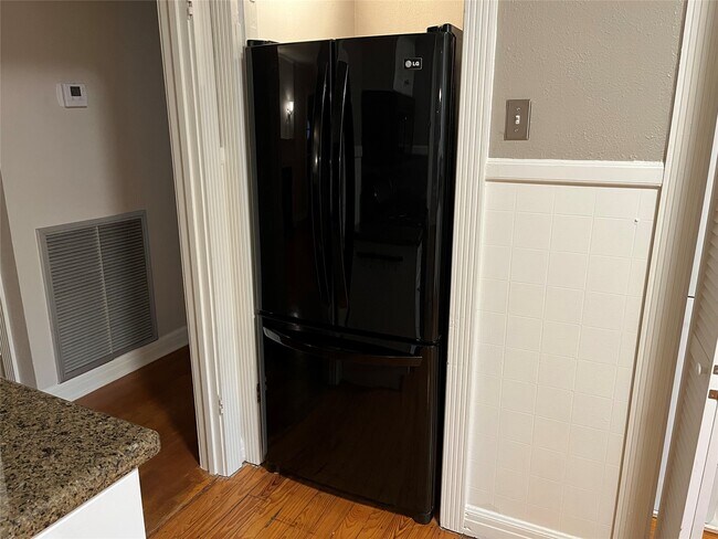 Foto del edificio - 2121 Milford St