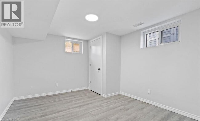 Photo du bâtiment - 304 First Ave