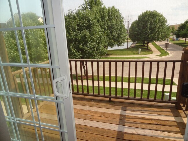 Foto del edificio - Beautiful & Very Spacious End Unit 2 bedroom  2 car garage. Must See.