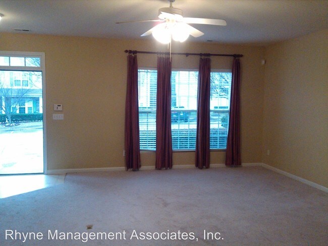 Building Photo - 215 Walnut Woods Dr