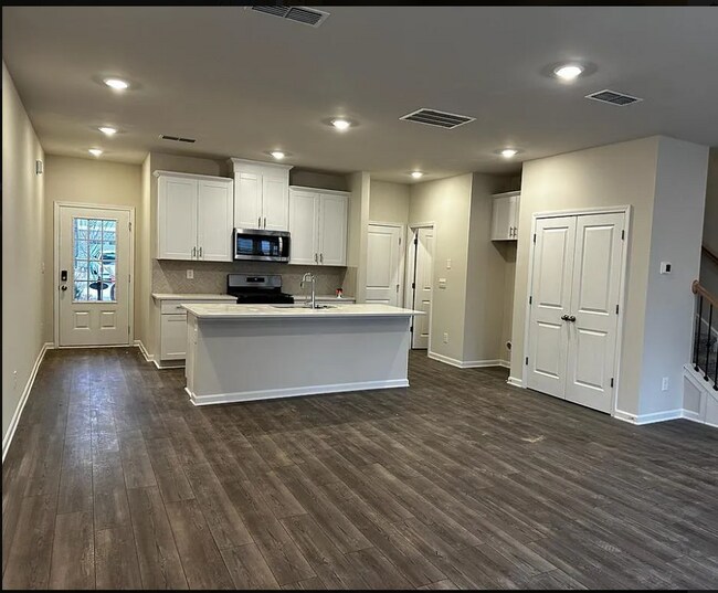 Building Photo - 18 Beech Ln N