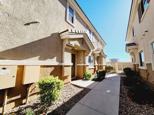 Foto del edificio - BEAUTIFUL 2BD/2BA TOWNHOME NEAR SILVERADO ...