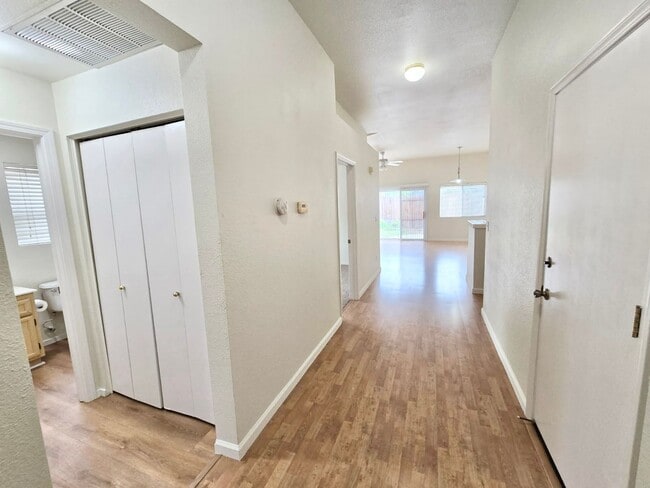 Foto del edificio - A Bright and Welcoming Home in East Davis