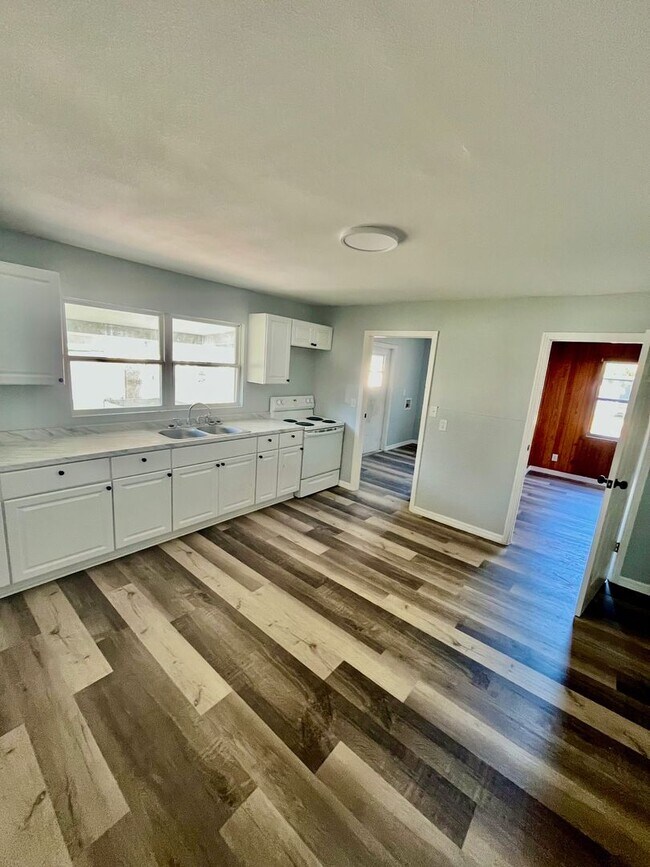 Foto del edificio - SPACIOUS Zephyrhills 4BR/1BA Home in the Heart of Downtown!