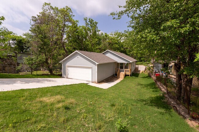 Building Photo - NEW LOW PRICE! 4 Bedroom 2 Bath +updated! ...