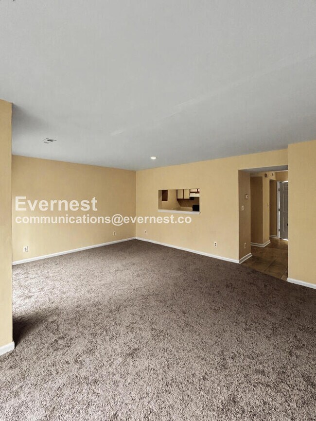 Foto del edificio - 3 Bed, 1.5 Bath Townhome with Off-Street Parking / Pet-Friendly / Available Now!