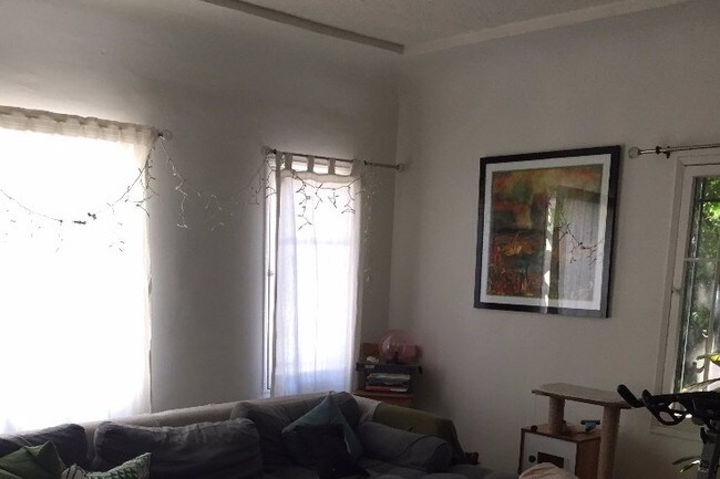 Sala de estar - 6100 Glen Oak St