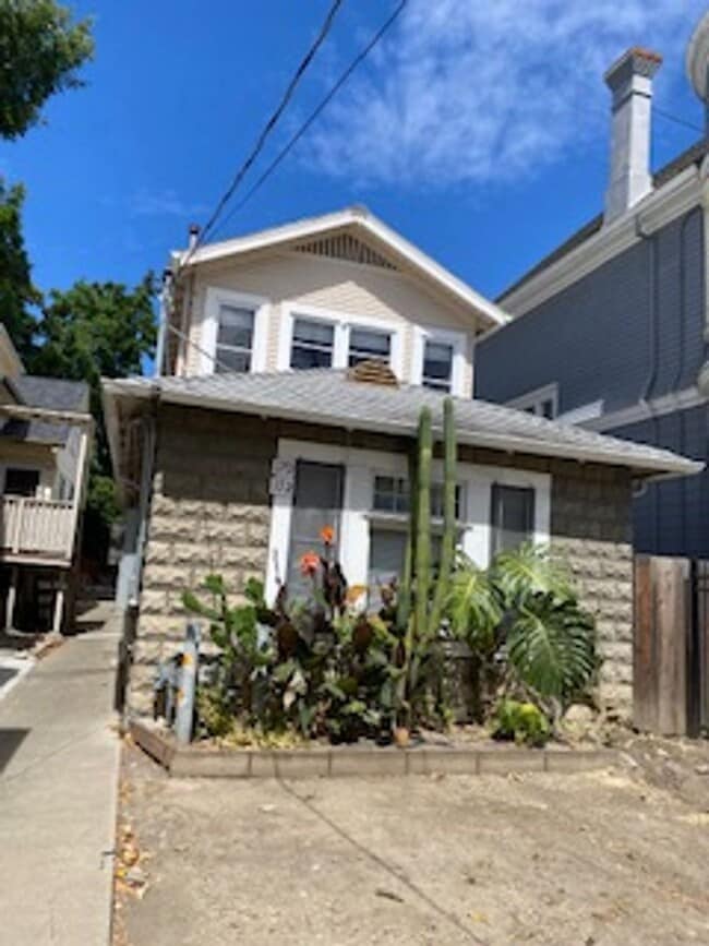 Building Photo - 170-172 S 10th St