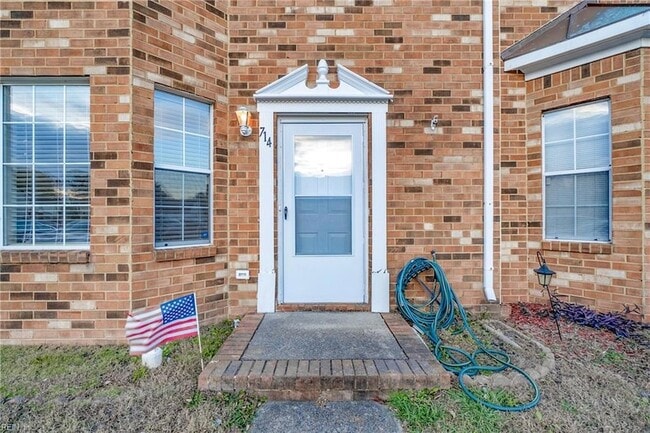 Building Photo - 714 Sutherland Dr