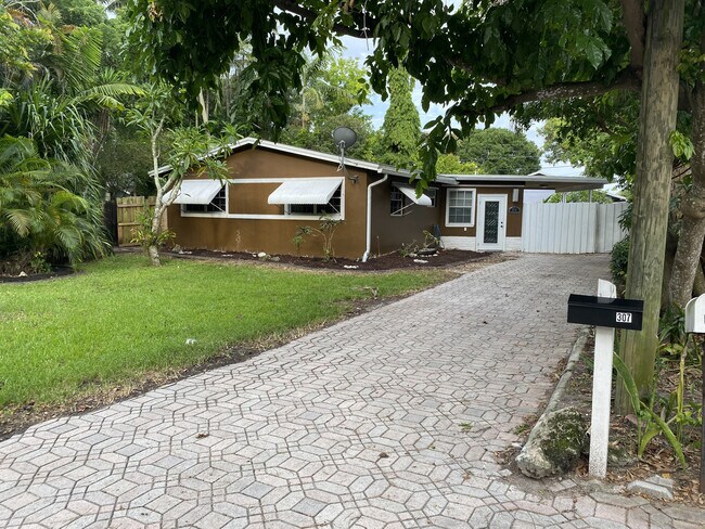 Building Photo - 307 SW 19th Ave