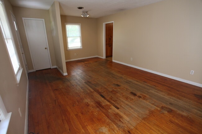 Building Photo - House For Rent Dean Road!