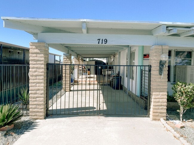 Building Photo - 719 S Lyon Ave