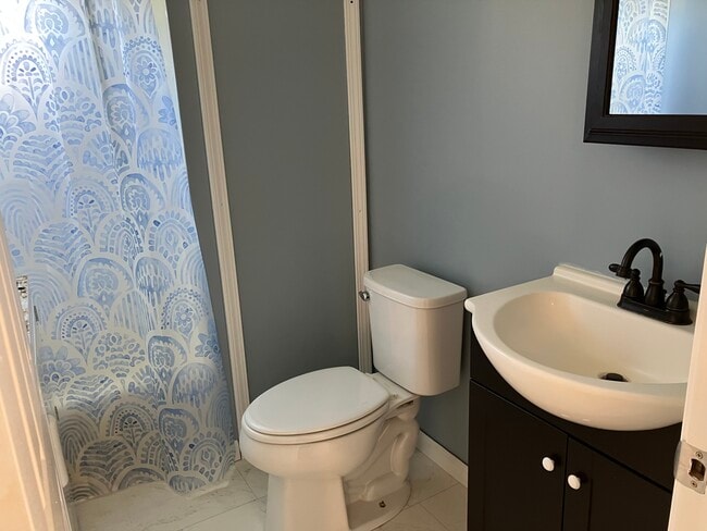 bathroom - 1050 W M35