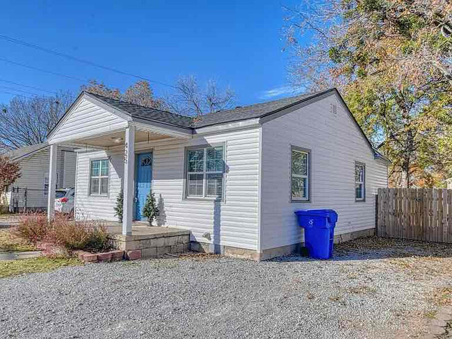 Building Photo - 425 E Hughbert St