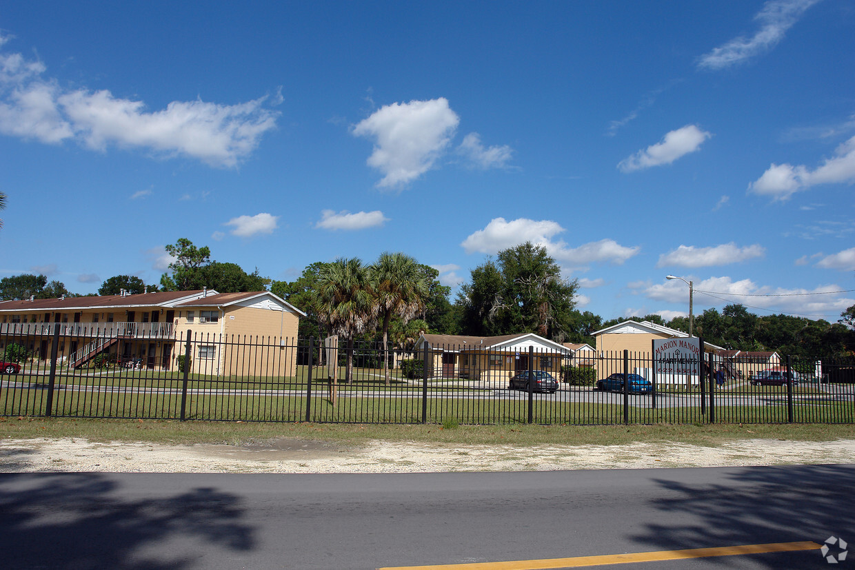 Foto del edificio - The Village Apartments