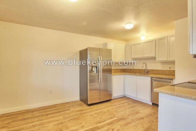 Foto del edificio - 2 Bed, 1 Bath Apartment Near Bagley Commun...