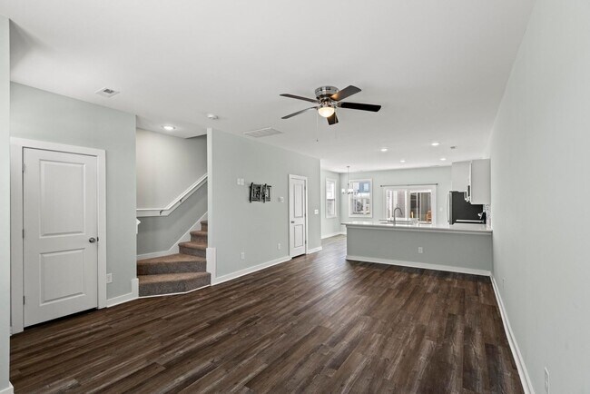 Building Photo - Move in Special!  3 Primary Bedrooms- Townhome - Community Pool/Gym