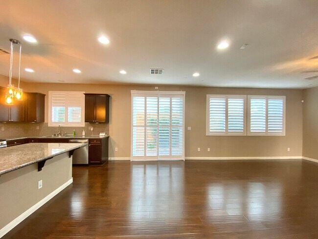 Foto del edificio - BEAUTIFUL 2 STORY HOME