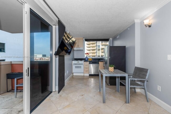 Building Photo - 2951 S Bayshore Dr