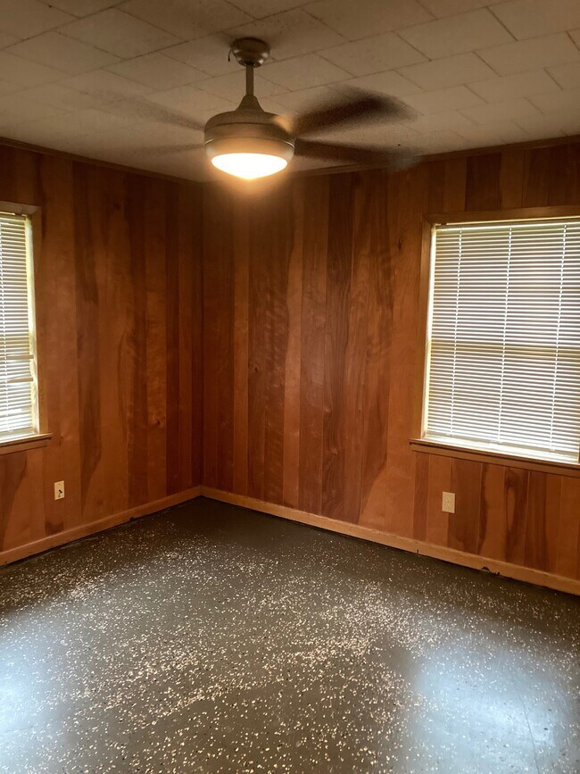 Building Photo - 113 Redwood Dr