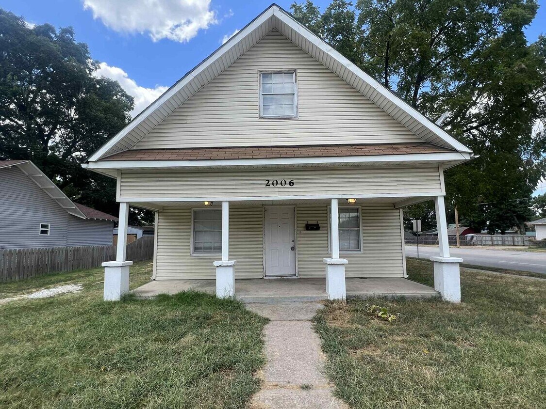 Primary Photo - Spacious 3 Bedroom 1 Bathroom House in Jop...