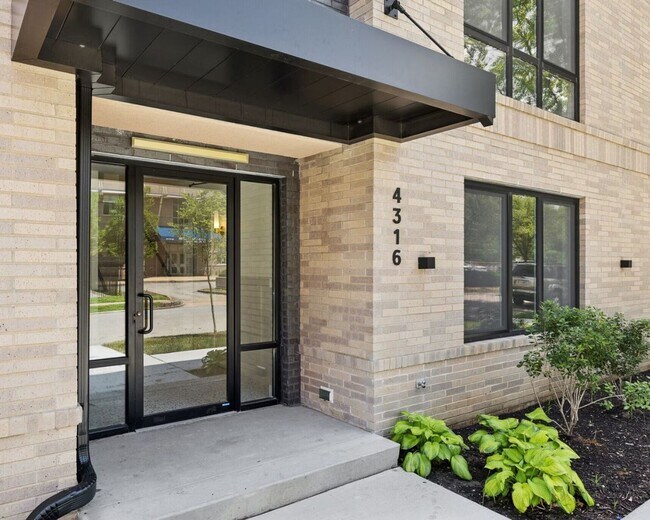Building Photo - 4318 Vista Ave