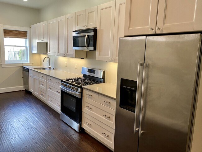 Building Photo - 4 Bedroom MODERN Townhome in Station North...