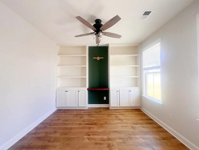 Building Photo - 1105 Cortland Vly