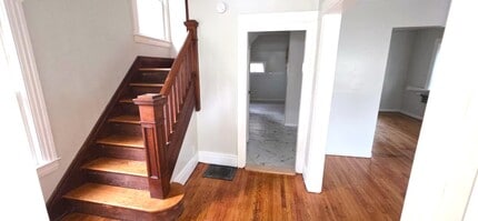 Building Photo - 469 Melville St