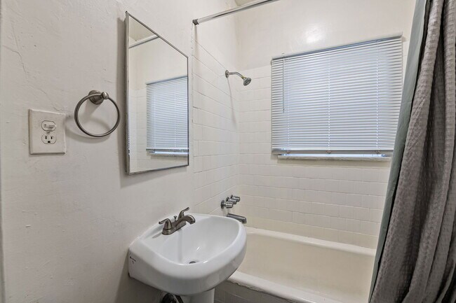 Foto del edificio - 849 S Kenmore Ave