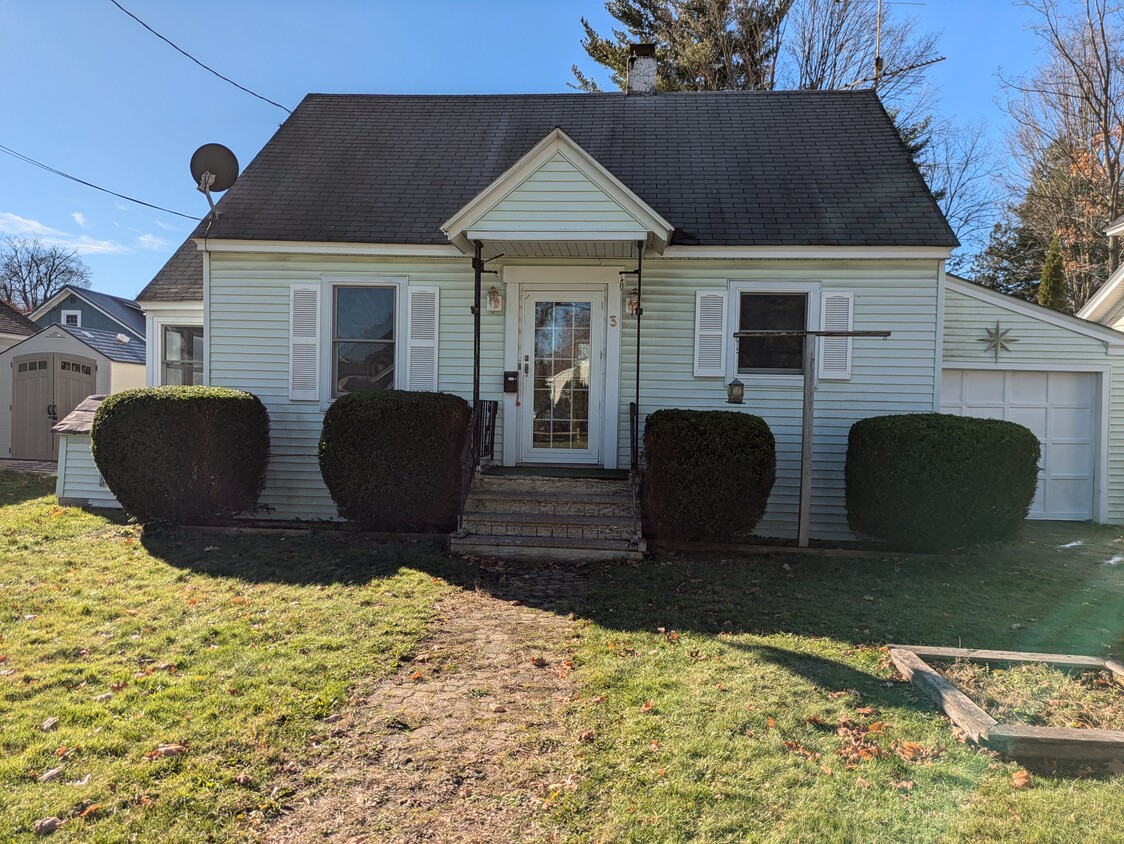 Cute Cape style home with a one car garage and driveway - 3 N Atkins Ave