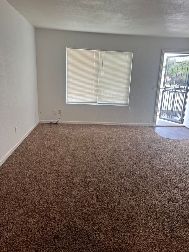 Foto del edificio - 1275 E Bellevue Rd