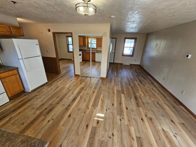 Foto del edificio - 533 Lakeshore Ct