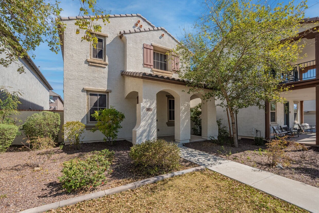 Foto principal - Verrado Living - 4 Bedrooms & 3 Baths!